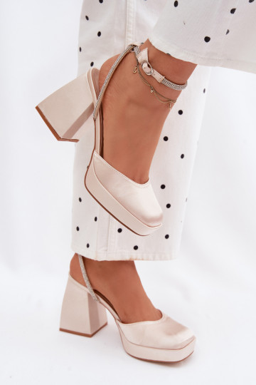 Sandales pour femmes Sur des talons massifs Typu Słupek Pasek avec des yeux qui clignotent couleur dorée Seraphina