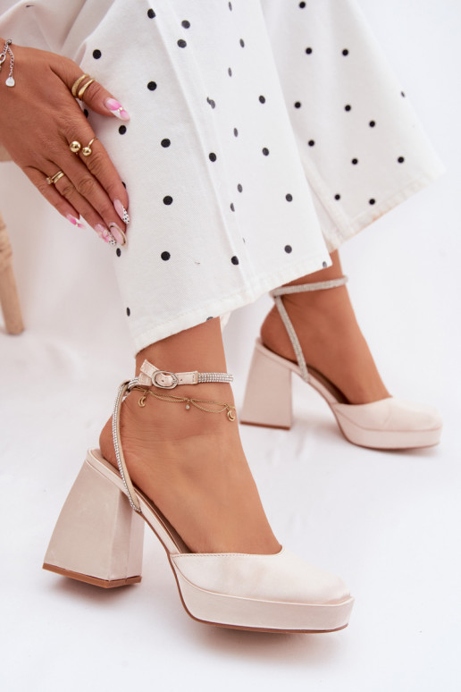 Sandales pour femmes Sur des talons massifs Typu Słupek Pasek avec des yeux qui clignotent couleur dorée Seraphina