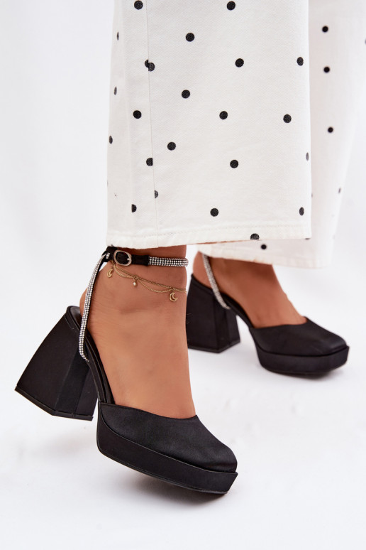 Sandales pour femmes Sur des talons massifs Typu Słupek Pasek avec des yeux qui clignotent couleur noire Seraphina