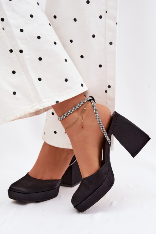 Sandales pour femmes Sur des talons massifs Typu Słupek Pasek avec des yeux qui clignotent couleur noire Seraphina