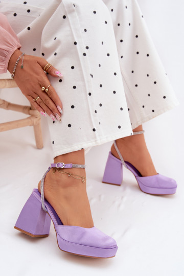 Sandales pour femmes Sur des talons massifs Typu Słupek Pasek avec des yeux qui clignotent Couleur violette Seraphina