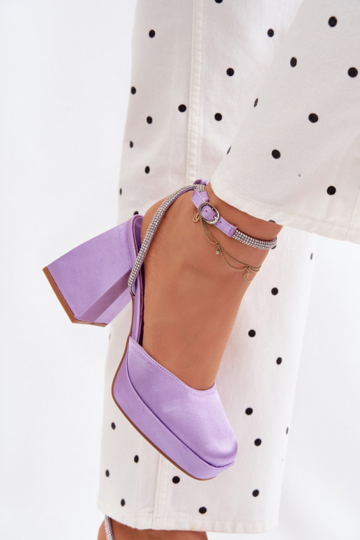 Violette Sandalen auf klobigen Absätzen mit funkelnden Nieten Seraphina