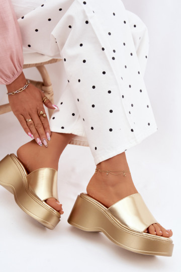 Pantoufles pour femmes avec une plateforme couleur dorée Virelia