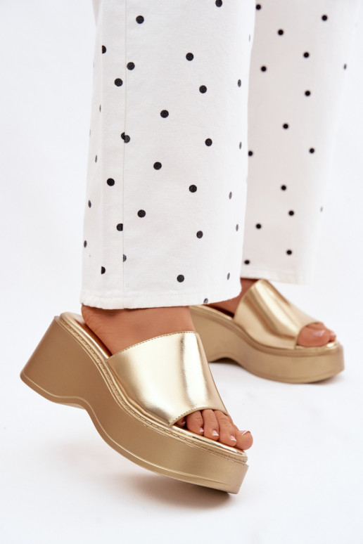 Damenhausschuhe mit einer Plattform goldene Farbe Virelia