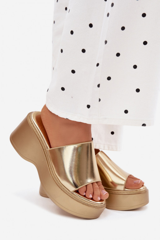 Damenhausschuhe mit einer Plattform goldene Farbe Virelia