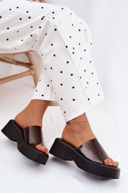 Damenhausschuhe mit einer PlattformTransparentnym Streifenem schZuarze Farbe Selestia