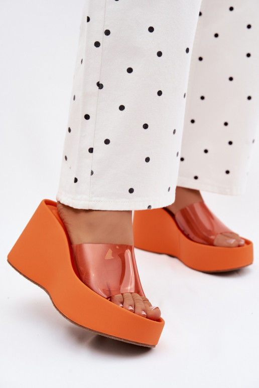 Pantoufles pour femmes avec une plateformeTransparentnym Bandesem couleur orange Zolretia