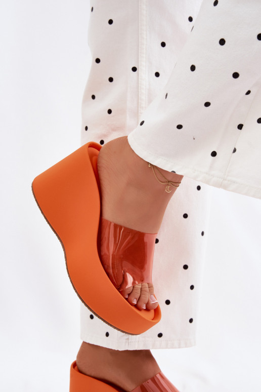 Damenhausschuhe mit einer PlattformTransparentnym Streifenem orange Farbe Zolretia