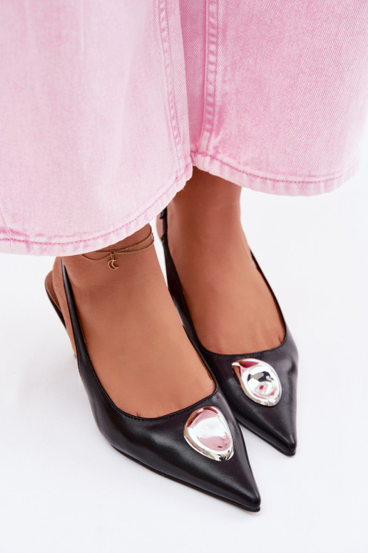 Sandales pour femmes avec des talons fins Avec des décorations Detalem couleur noire Isadora