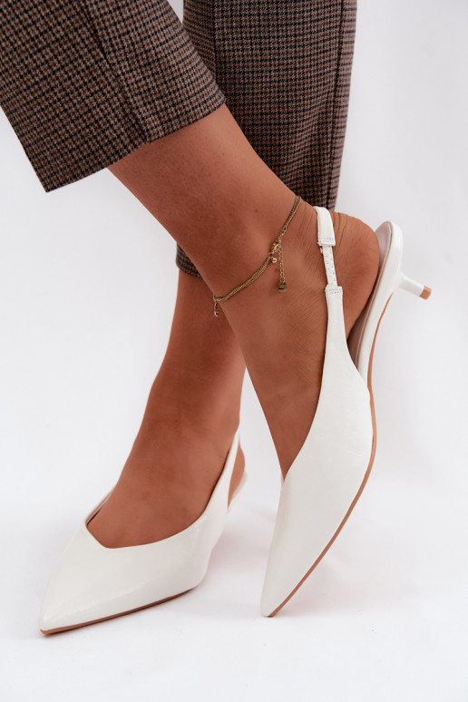 Sandales vernies blanches avec des talons en cuir synthétique Averelle