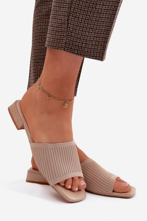 Zandkleurige dames slippers met brede hakken Belissea