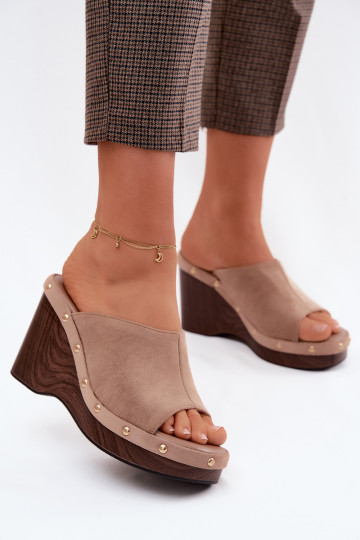 Pantoufles pour femmes avec une plateformeImitacji en daimu couleur dorée avec des rivets beige Norvia