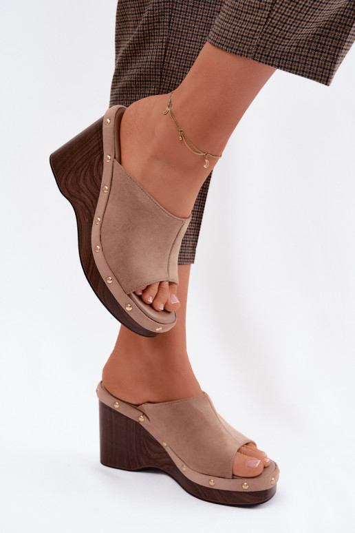 Pantoufles pour femmes avec une plateformeImitacji en daimu couleur dorée avec des rivets beige Norvia