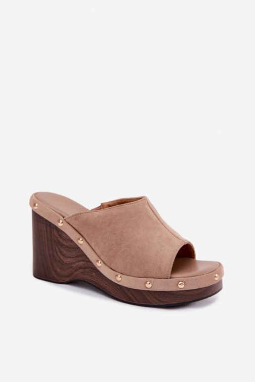 Dames slippers met platform van faux suede met gouden studs in zandkleur Norvia