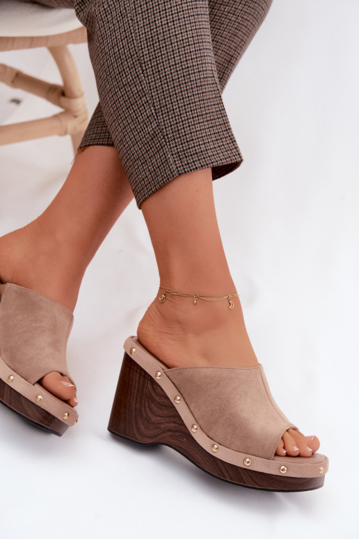 Pantoufles pour femmes avec une plateformeImitacji en daimu couleur dorée avec des rivets beige Norvia