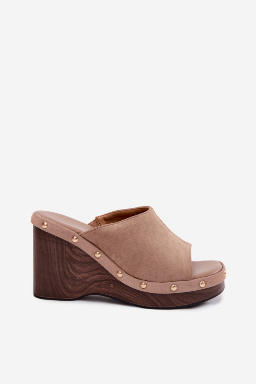 Chaussons pour femmes avec plateforme en daim synthétique et clous dorés couleur sable Norvia