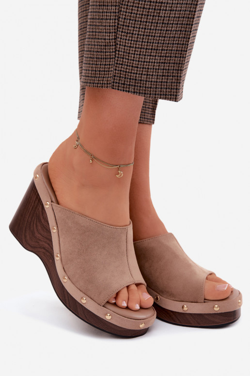 Pantoufles pour femmes avec une plateformeImitacji en daimu couleur dorée avec des rivets beige Norvia