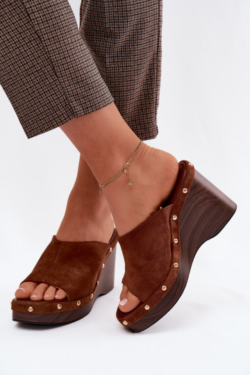 Chaussons pour femmes avec plateforme en daim synthétique et clous dorés couleur marron Norvia