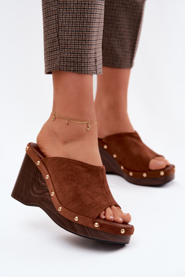 Chaussons pour femmes avec plateforme en daim synthétique et clous dorés couleur marron Norvia 2