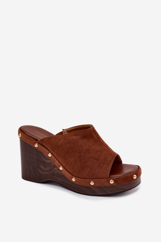 Dames slippers met platform van faux suede met gouden studs in bruin Norvia