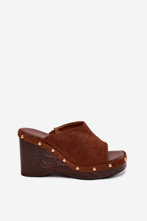 Pantoufles pour femmes avec une plateformeImitacji en daimu couleur dorée avec des rivets marron Norvia