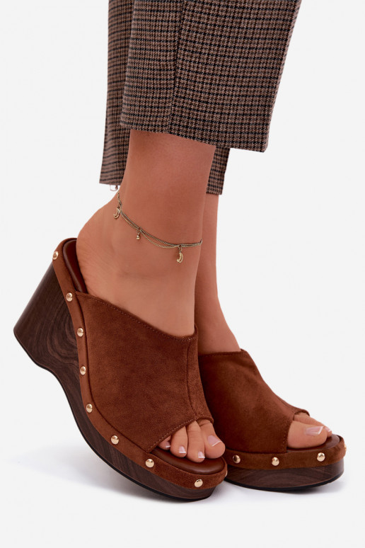 Pantoufles pour femmes avec une plateformeImitacji en daimu couleur dorée avec des rivets marron Norvia