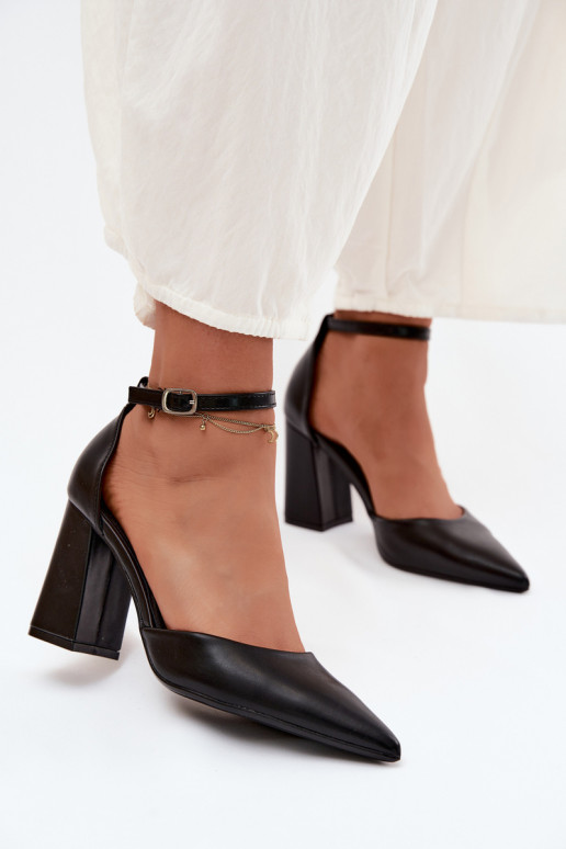Pumps aus Kunstleder in Schwarz Selvra