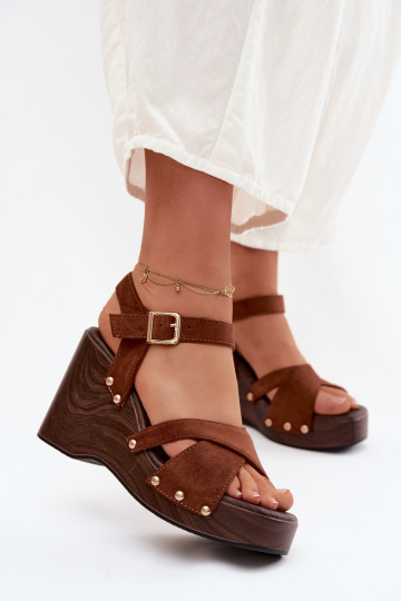 Sandales à plateforme pour femmes en daim synthétique avec clous dorés couleur marron Velvra 2