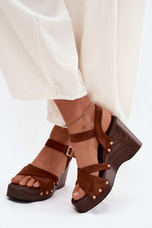 Sandales à plateforme pour femmes en daim synthétique avec clous dorés couleur marron Velvra