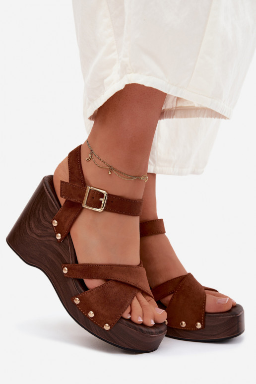 Sandales à plateforme pour femmes en daim synthétique avec clous dorés couleur marron Velvra