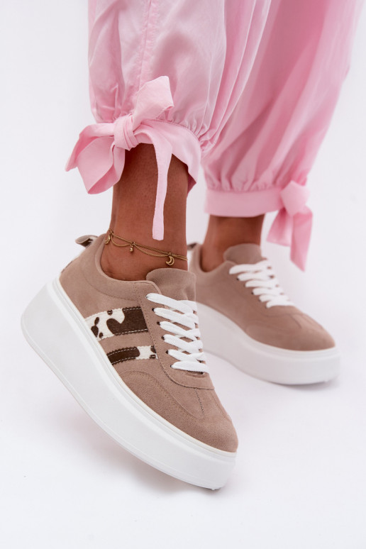Chaussures modèle baskets Féminin avec une plateformeImitacji en daimu Łaty beige Averin