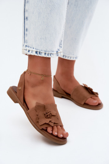 Sandales en daim avec talons larges et fleurs décoratives Zazoo 407471 en brun 2