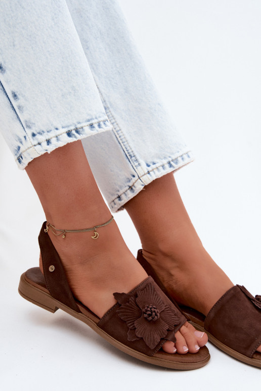 Suède sandalen met brede hakken en decoratieve bloemen Zazoo 407471 in chocolade