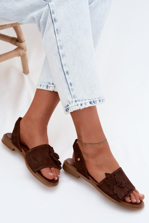 Suède sandalen met brede hakken en decoratieve bloemen Zazoo 407471 in chocolade