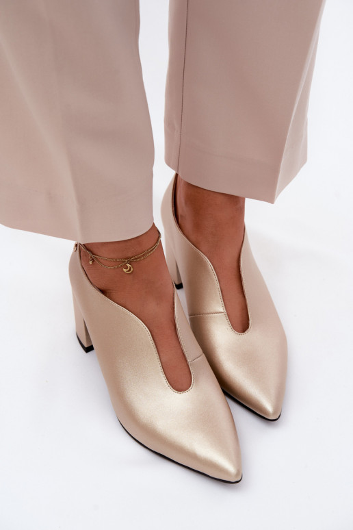 Peau chaussures Féminin avec des talons Il fautciejka K7469-26 couleur dorée