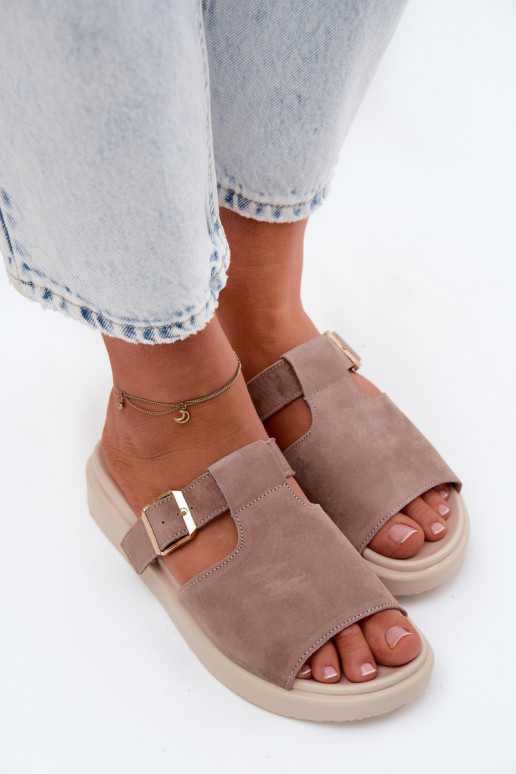 Damen Slipper aus Kunstwildleder mit goldenen Schnallen in sandfarbener Zemela