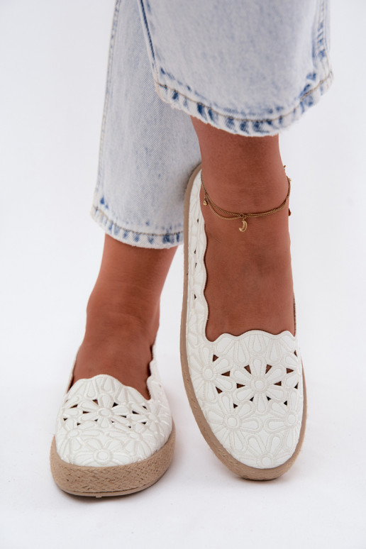 Espadrilles avec des éléments ajourés avec des fleurs couleur blanche Merivelle