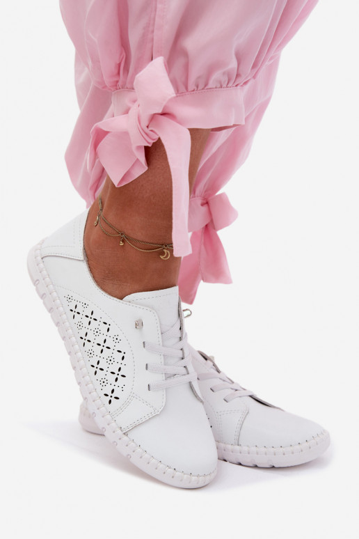 Schuhe mit Durchbrüchen aus natürlichem Leder in weißer Farbe Flaria