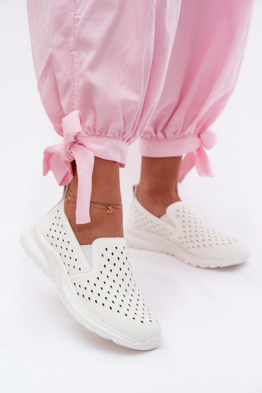 Un modèle convaincant avec des éléments ajourés chaussures FémininImitacji Skóry couleur blanche Geressa