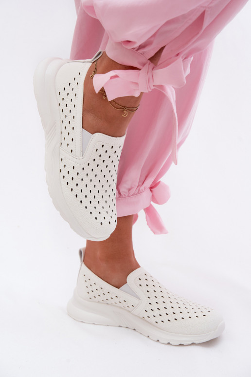 Un modèle convaincant avec des éléments ajourés chaussures FémininImitacji Skóry couleur blanche Geressa