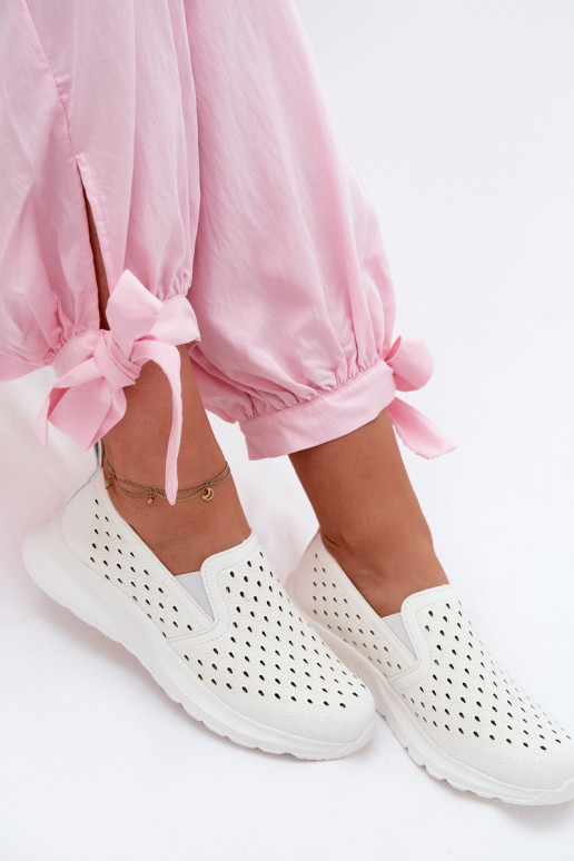 Slipper Schuhe mit Durchbrüchen aus Kunstleder in weißer Farbe Geressa