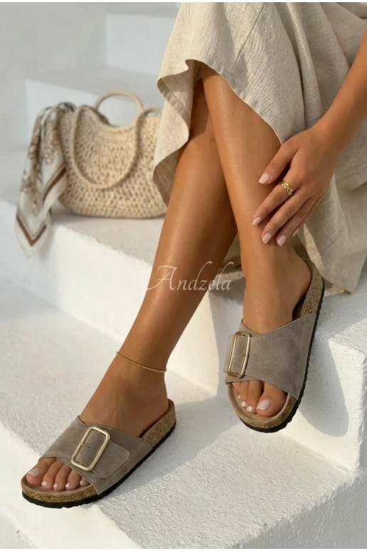 Chaussons pour femmes en faux daim avec boucles couleur sable Beryl
