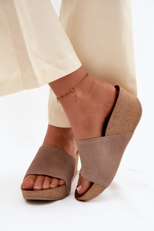Faux suède dames slippers op kurken zool in zandkleur Zazoo 40311