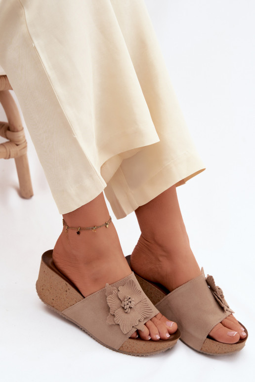 Faux-Suede Damen Hausschuhe mit Plattform und dekorativen Blumen in cappuccinofarbenem Design Zazoo 40312