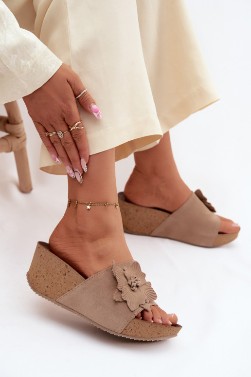 Peau Chaussons femme en daim avec une plateforme Avec des décorations avec des fleursem Zazoo 40312 couleur cappuccino