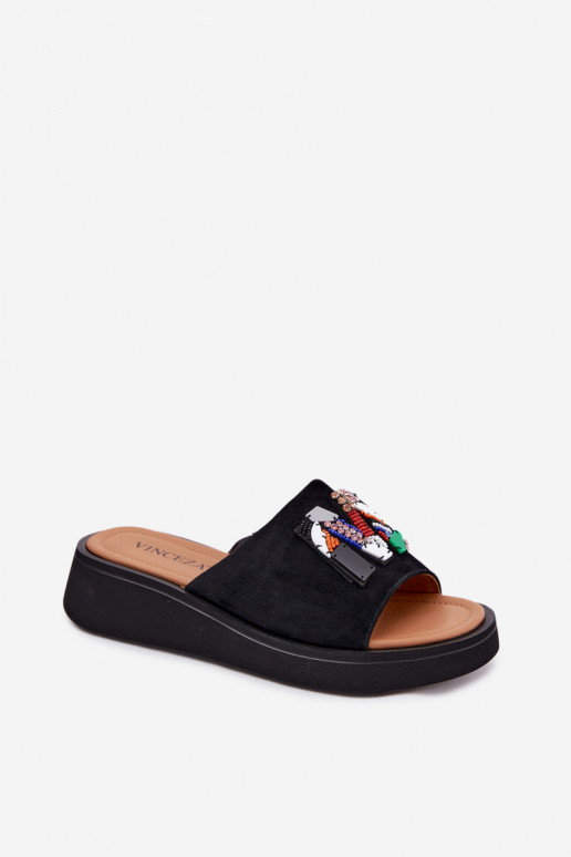 Faux-Suede Damen Hausschuhe mit Ornamenten und Plattform in schwarzer Ausführung Vinceza 66942