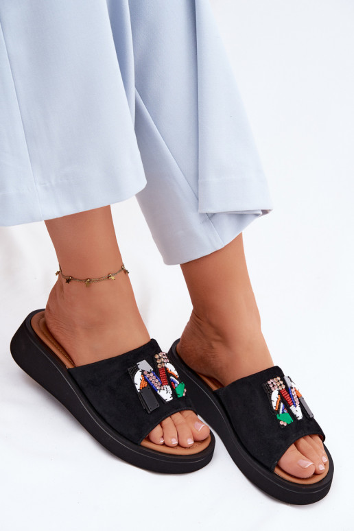 Chaussons en faux daim avec ornements et plateforme Vinceza 66942 couleur noire