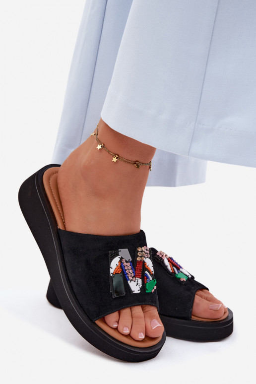 Faux-Suede Damen Hausschuhe mit Ornamenten und Plattform in schwarzer Ausführung Vinceza 66942