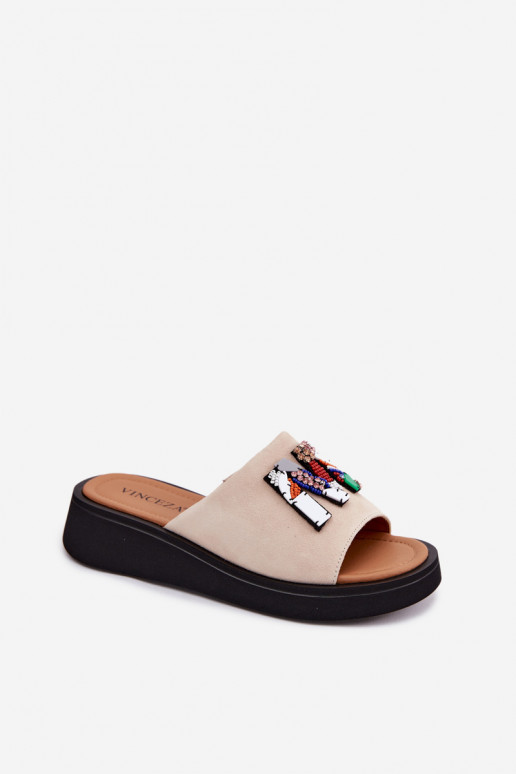 Faux-Suede Damen Hausschuhe mit Ornamenten und Plattform in sandfarbener Ausführung Vinceza 66942