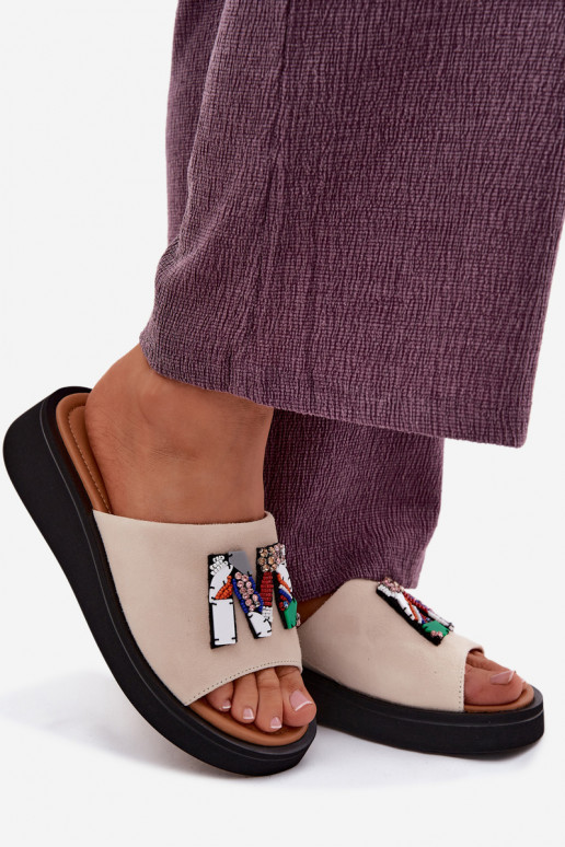 Faux suède dames slippers met ornamenten en platform Vinceza 66942 in zandkleur